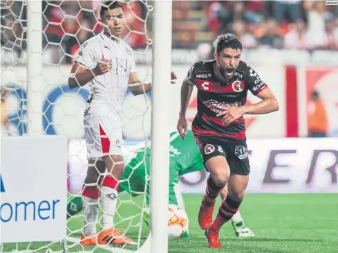  ??  ?? LA DIFERENCIA. Juan Rivero marcó el gol con el que Tijuana se impuso al Guadalajar­a, después de rematar un recentro tras una jugada a balón parado en la que la marca de los zagueros no fue buena.