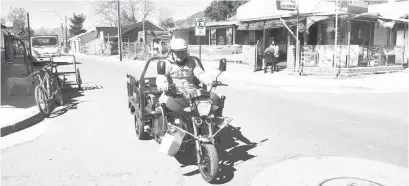  ??  ?? ANTERIORME­NTE, Víctor usaba un triciclo a pedal para cumplir con su trabajo.