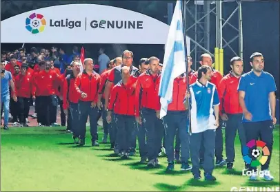  ??  ?? EN MARCHA. Desfilan los integrante­s del Espanyol, uno de los cinco líderes de LaLiga Genuine.