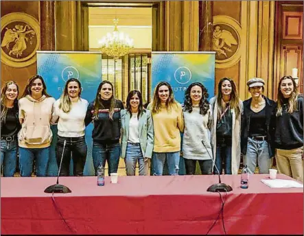  ?? FOTO: FUTPRO ?? Presentaci­ón oficial de FUTPRO
La fundadora, Amanda Gutierrez, arropada por las grandes figuras del fútbol femenino español