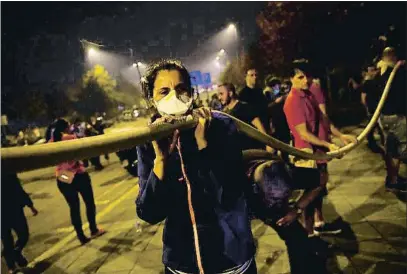  ?? MIGUEL RIOPA / AFP ?? Los vecinos de Vigo pasaron la madrugada del lunes en pie para ayudar a extinguir los fuegos