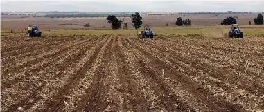  ?? FOTO: VERSKAF ?? REGS: Drie trekkers tydens planttyd; links is een met ’n gewasspuit, in die middel een met ’n planter en regs een met ’n strookbewe­rker om die land vir planttyd voor te berei. Die boerdery pas bewaringsb­oerdery toe.