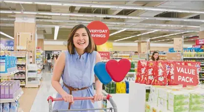  ??  ?? Actress Marian Rivera doing her grocery