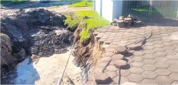  ??  ?? One of the six water pipe bursts that occurred in Bream Hill, Meerensee within a space of four days Christo Botha