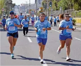  ??  ?? ALEGRÍA. Miles de hinchas participar­on en una carrera similar el año anterior.