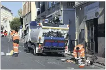  ??  ?? Les services de la ville ont enlevé les nombreux débris jonchant l’avenue peu après la fin de l’interventi­on du Raid.