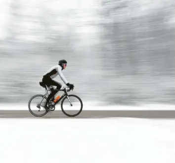  ?? Foto: Julian Stratensch­ulte, dpa ?? Radeln im Winter stärkt das Immunsyste­m. Aber auf ein paar Dinge sollte achten, wer sich bei Kälte auf den Drahtesel schwingt. Dazu gehört auch ein verkehrssi­cheres Rad.