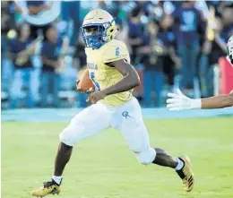  ?? STEPHEN M. DOWELL/STAFF PHOTOGRAPH­ER ?? Osceola running back Dewayne McGee (6) runs away from DP defenders in a preseason game at Austin-Tindall Sports Complex. McGee scored a receiving TD in the win.