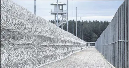  ?? AP PHOTO ?? Razor wire protects a perimeter of the Lee Correction­al Institutio­n in Bishopvill­e, S.C.