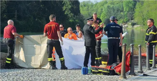  ??  ?? Il dramma È il pomeriggio del 24 aprile scorso: dalle acque del Naviglio a Cuggiono viene portato a riva il corpo di un quattordic­enne rimasto 42 minuti sott’acqua. Si tenta la rianimazio­ne sul posto che sarà decisiva