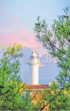  ?? FOTO: ALEX LUKIN/IMAGO ?? Die türkische Mittelmeer­küste, hier bei Cape Gelidonia, ist wegen ihres milden Klimas beliebt bei deutschen Rentnern, von denen rund 3000 hier niedergela­ssen sind.