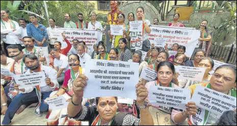  ?? PRAFUL GANGURDE/HT PHOTO ?? NCP workers stage a protest in support of party chief Sharad Pawar in Thane on Saturday.