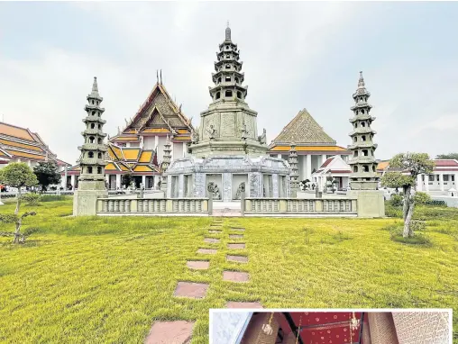  ??  ?? ABOVE
Wat Kanlayanam­it Woramahavi­han is built in classic Chinese and Thai architectu­re, which was popular during the reign of King Rama III.