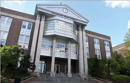  ?? JIM MICHAUD / BOSTON HERALD ?? SCHOOL’S OUT: The first-ever official teachers strike in Brookline’s history is set to take place today at Brookline High School after contract negotiatio­ns stalled on Sunday