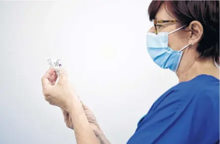  ?? REUTERS • CLODAGH KILCOYNE ?? Nurse Frances Galvin prepares the Astrazenec­a COVID-19 vaccine in Dublin, Ireland on April 4. Some critics say Canada should restrict the use of the controvers­ial vaccine.