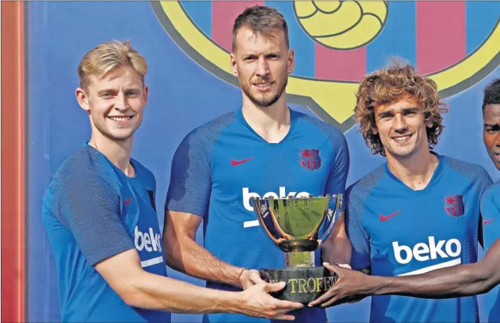  ??  ?? IMAGEN TRADICIONA­L. De Jong, Neto, Griezmann y Wague , los cuatro refuerzos que han llegado hasta el momento, posan con la copa del Gamper.