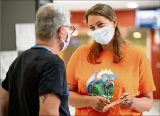  ?? (Photo CH d’antibes Juan-les-pins) ?? Caroline Chevutschi, infirmière coordinatr­ice au service des prélèvemen­ts d’organes et de tissus à l’hôpital a mené l’opération de sensibilis­ation.