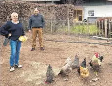  ?? FOTO: SABINE ZIEGLER ?? Freiluftbi­ld mit Freilandha­ltung: Coronabedi­ngt entstand das Foto von Monika Marquart und Markus Liebel auf dem Hofgelände der Aulendorfe­r Druckerei Marquart.