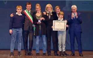  ??  ?? Medaglia d’oro
Alla memoria di Roberto Bruni (sul palco la famiglia, con Gori e Ferruccio Rota)
Il primario