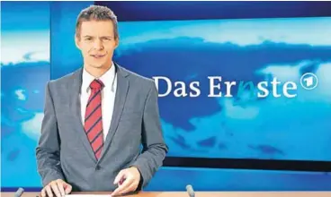  ??  ?? Der Anchorman in der Satire-Show: Kabarettis­t Florian Schroeder als Nachrichte­nsprecher für „Das Ernste“.