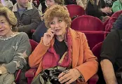  ?? ?? Francesca Benedetti (al centro) nella storica sala prima dell’inizio dell’evento «Sempre Aperto Teatro»