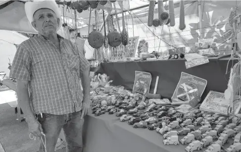  ?? Foto: Óscar Floresi ?? Rosario Fierro atiende su puesto de juguetes tradiciona­les de madera los siete días de la semana.