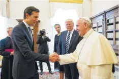  ?? L’OSSERVATOR­E ROMANO/POOL PHOTO VIA AP ?? Jared Kushner, senior adviser to President Donald Trump, shakes hands with Pope Francis at the Vatican on Wednesday.