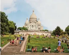  ??  ?? Die Kirche Sacré Coeur, eine der großen Sehenswürd­igkeiten von Paris, liegt auf ei ner Anhöhe. Von dort aus erschließt sich einem ein Ausblick über fast ganz Paris.