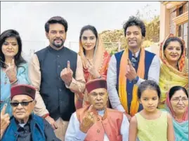  ?? SANJEEV VERMA/HT ?? Former chief minister and BJP leader Prem Kumar Dhumal and his family members display their inked fingers in Samirpur on Sunday.