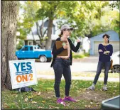  ?? AARON NESHEIM / THE NEW YORK TIMES ?? Canvassers are briefed Oct. 10 before splitting into groups and heading out to speak with residents about a Minneapoli­s ballot measure.