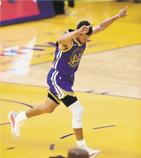  ?? Scott Strazzante / The Chronicle ?? Stephen Curry reacts to a firstquart­er basket that vaulted him past Wilt Chamberlai­n on the Warriors’ franchise scoring list.