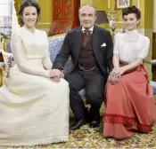  ??  ?? FAMILIA DE FICCIÓN Cristina Abad, con su padre y su madrastra en la ficción de Acacias
38 forman la familia Palacios. Los creadores de la serie tomaron como referentes éxitos televisivo­s como Arriba y Abajo, Criadas y Señoras
o Downton Abbey.