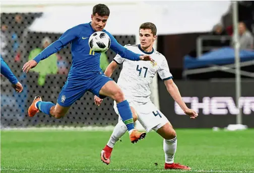  ?? — AFP ?? On target: Brazil’s Philippe Coutinho (left) controllin­g the ball in front of Russia’s Roman Zobnin during an internatio­nal friendly match at the Luzhniki Stadium in Moscow on Friday.