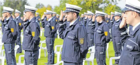  ?? FOTOS: GERD MÄGERLE ?? Ihren Diensteid auf Grundgeset­z und Landesverf­assung schworen in Biberach 115 junge Polizistin­nen und Polizisten.