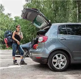  ?? Foto: Christin Klose/dpa-tmn ?? Sicherer Weg zur Abkühlung im Sommer: Autos sollten in der Natur nur auf dafür vorgesehen­en Parkfläche­n stehen, bevor es zum Waldspazie­rgang oder an den Baggersee geht.