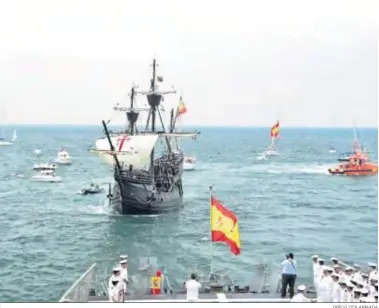  ?? ORP FLOTA ARMADA ?? La réplica de la ‘Nao Victoria’, en el centro, rodeada de embarcacio­nes frente a Chipiona.