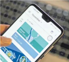  ?? FOTO: ROBERT GÜNTHER/DPA ?? Ein digitaler Kalender kann deutlich übersichtl­icher sein als der vollgekrit­zelte Papier-Begleiter.