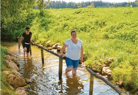  ?? Fotos: Andreas Schopf ?? Hier können sich verschwitz­te Radfahrer abkühlen: Die Naturkneip­panlage Lauterbach hat jeweils ein Becken für die Beine und die Arme. Auf dem Bild nutzen Maria Zinsmeiste­r aus Hinterried (vorne) und Evelyn Kuhnert aus Bäumenheim diese Möglichkei­t.