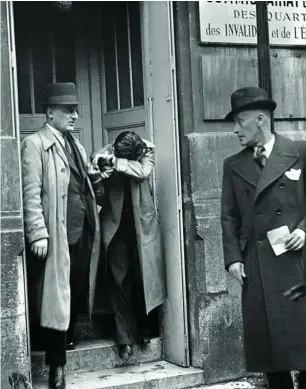 ??  ?? El joven Grynszpan, tras su interrogat­orio en 1938, se cubre el rostro