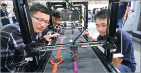  ?? SHI JIANXUE / FOR CHINA DAILY ?? Three visitors admire a 3D printer at the Additive Manufactur­ing Conference of China 2017 on July 30 in Hangzhou, Zhejiang province.