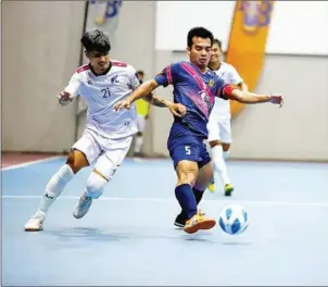  ?? SUPPLIED ?? A Blue Warriors’ player (left) tries to put pressure on a Bees FC player during the delayed 2021 National Indoor Football Championsh­ip on Sunday.