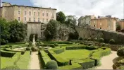  ??  ?? Le village classé d’Entrecaste­aux, son jardin à la française et son château.