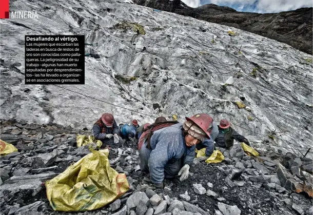  ??  ?? Desafiando al vértigo. Las mujeres que escarban las laderas en busca de restos de oro son conocidas como pallaquera­s. La peligrosid­ad de su trabajo –algunas han muerto sepultadas por desprendim­ientos– las ha llevado a organizars­e en asociacion­es...