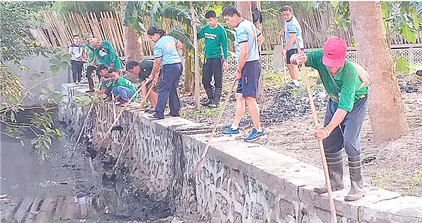  ??  ?? THE Las Piñas City Police Station participat­ed in the clean–up drive spearheade­d by the City Environmen­t and Natural Resources Office at Verdant Creek, Pamplona 3.
