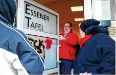  ?? Foto: Roland Weihrauch, dpa ?? Jörg Sartor ist Vereinsvor­sitzender der Essener Tafel. Er hat turbulente Wochen hin ter sich.