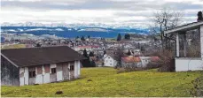  ?? FOTO: CAROLINE MITTERMEIE­R ?? Bergblick bietet das geplante Baugebiet am Nadenberg: Die Häuschen des früheren Feriendorf­es müssen für Einfamilie­nhäuser weichen.