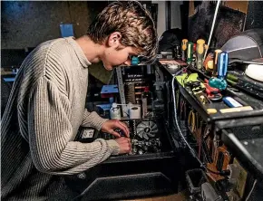  ?? DAVID UNWIN/ STUFF ?? Ryan has built more than 100 gaming PCS in his garage.