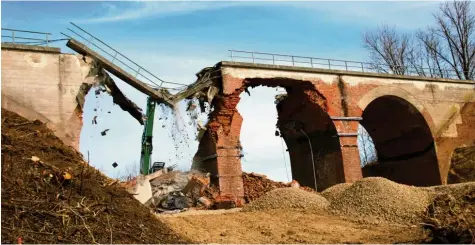  ??  ?? Anfang April haben die Bagger das Bahn-Viadukt bei Stetten in einen Haufen alter Steine verwandelt. Es war bereits seit Längerem baufällig und hätte den Belastunge­n der neu ausgebaute­n, elektrifiz­ierten Bahnstreck­e München-Zürich nicht mehr standgehal­ten.