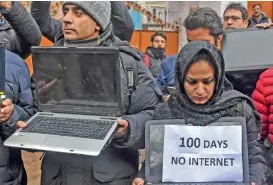  ?? (AFP) ?? Journalist­s protest against Internet blockade in Srinagar on Tuesday