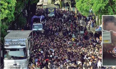  ?? (Ruggeri/Sestini) ?? Corteo Uno dei carri della sfilata che da Novoli è arrivata alle Cascine passando da Porta al Prato Sotto due partecipan­ti alla Street Parade, in tanti sono arrivati anche da fuori Toscana per partecipar­e all’evento